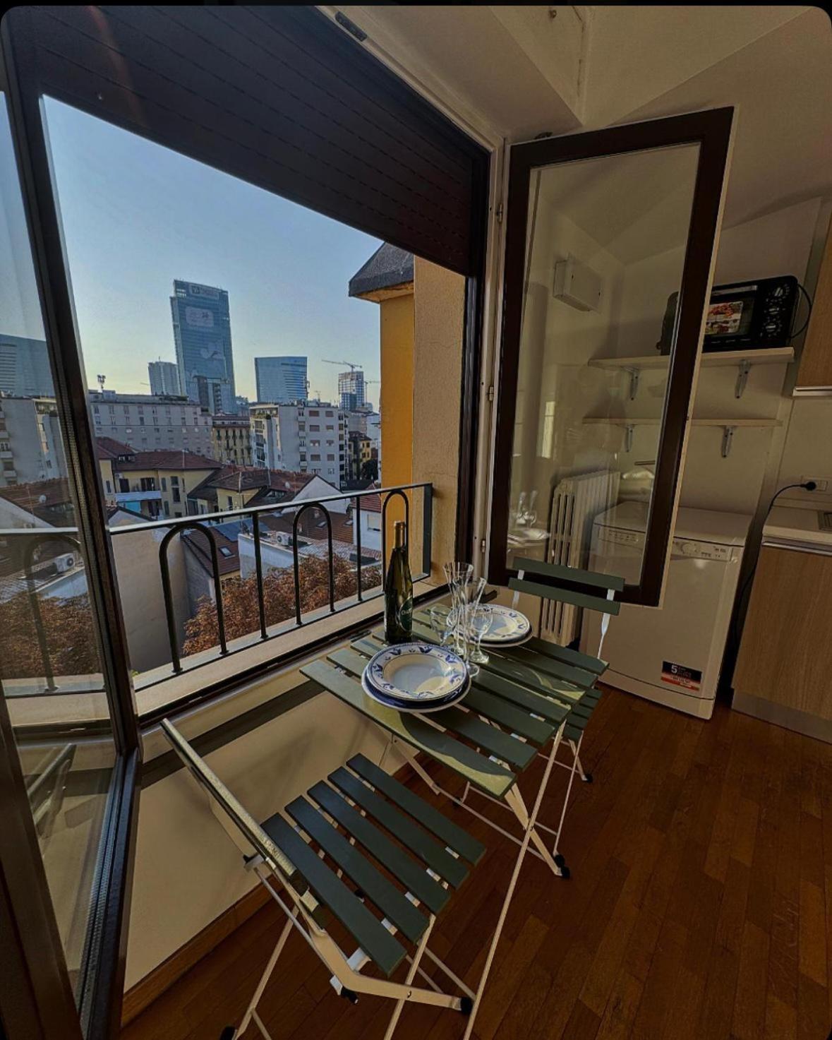 Attico Con Balcone In Centro A Isola * Milano