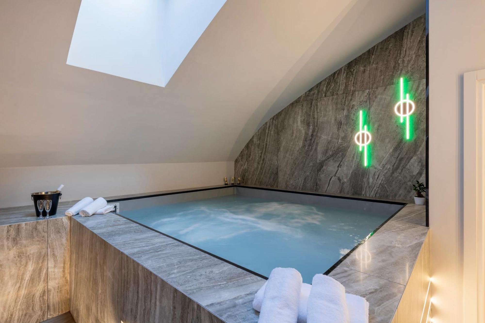 Piscina Interna Privata E A