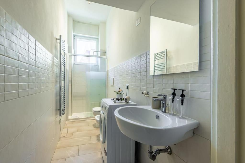 4 Bedrooms, 10 Guests, 250sqm, Terrace, 5mn Duomo * Milano