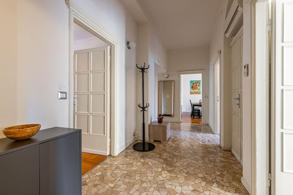 4 Bedrooms, 10 Guests, 250sqm, Terrace, 5mn Duomo Appartamento