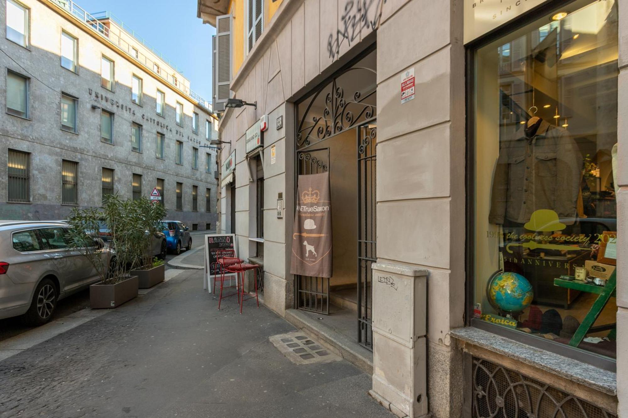 Co99- Large Lanzone Apartment Milan