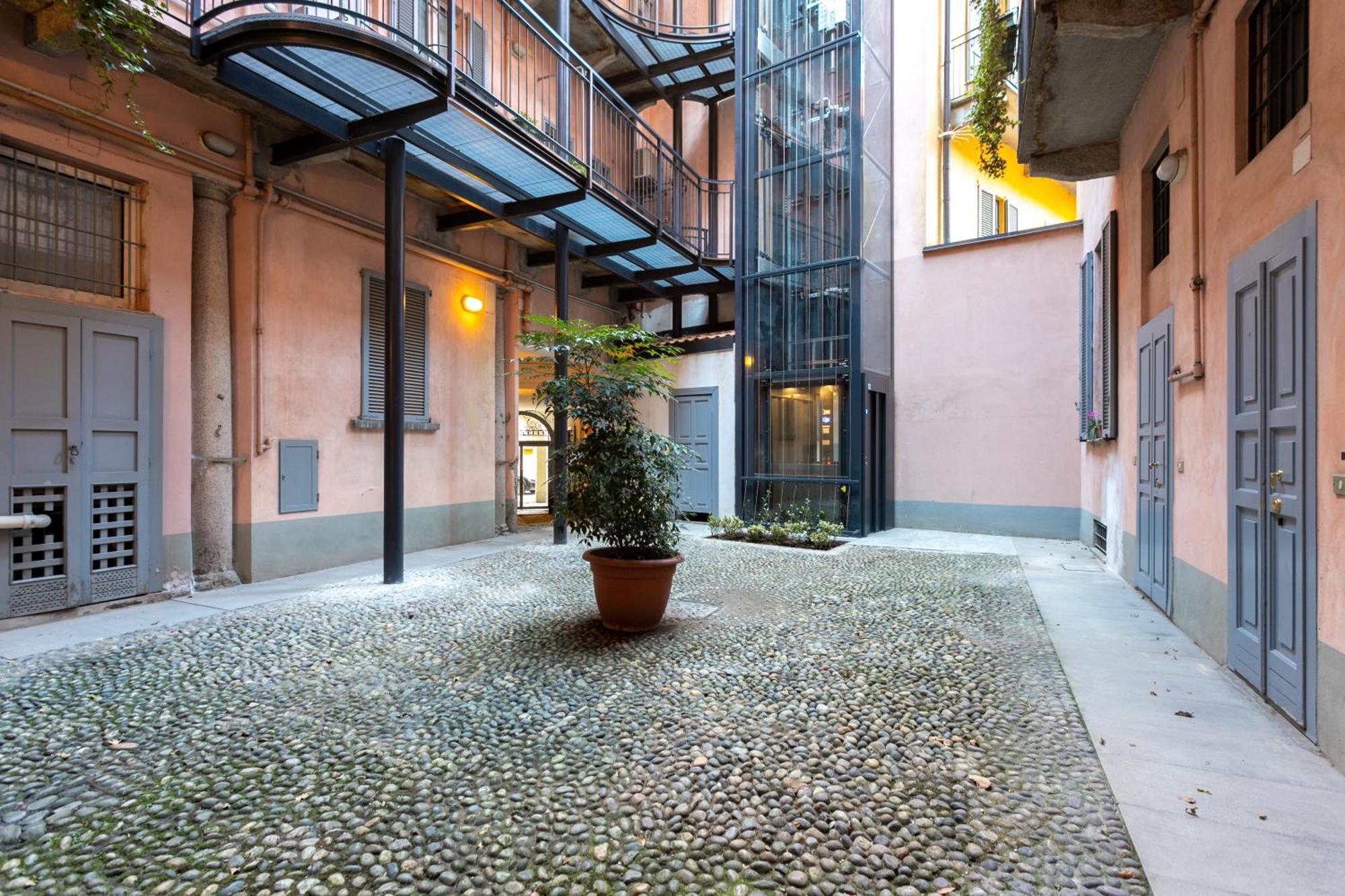 Co99- Large Lanzone Milan