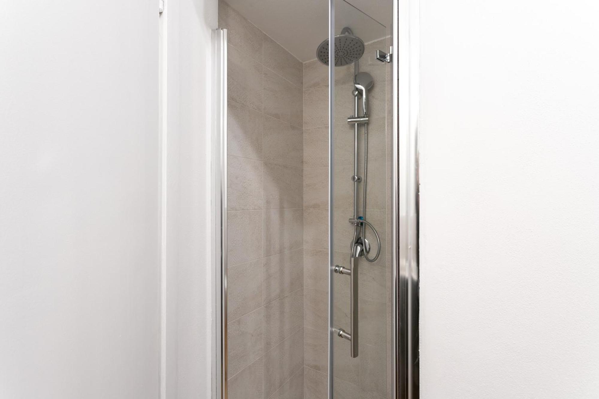 Co99- Large Lanzone Apartment Milan