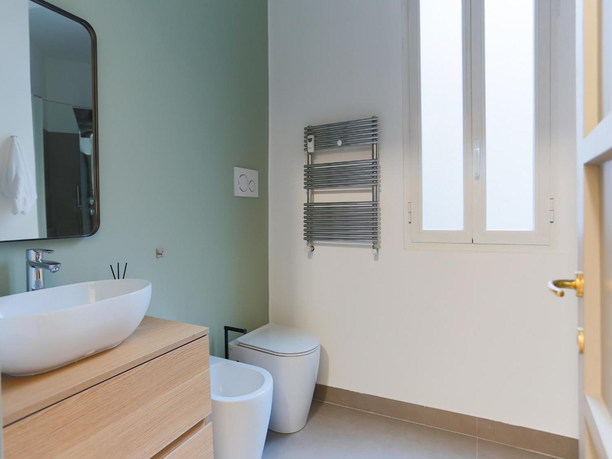 The Rent - Bright One Bedroom With Balcony In Moscova Milan