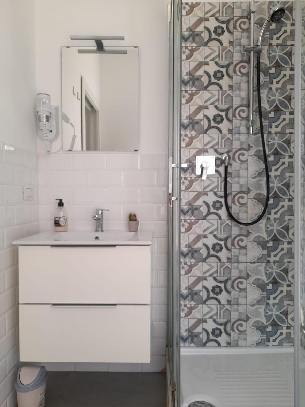 -l' Oasi Del Turista, Room2- Station Guest house Milan