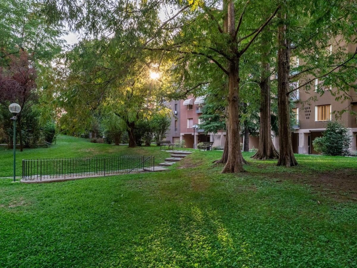 Apartment Cozy In The Green, Close To Blue And Red Metro
