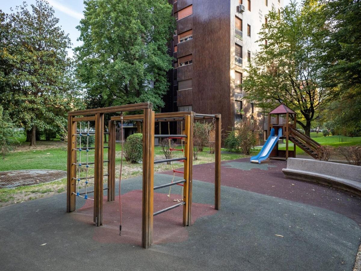 Cozy In The Green, Close To Blue And Red Metro Apartment Milan