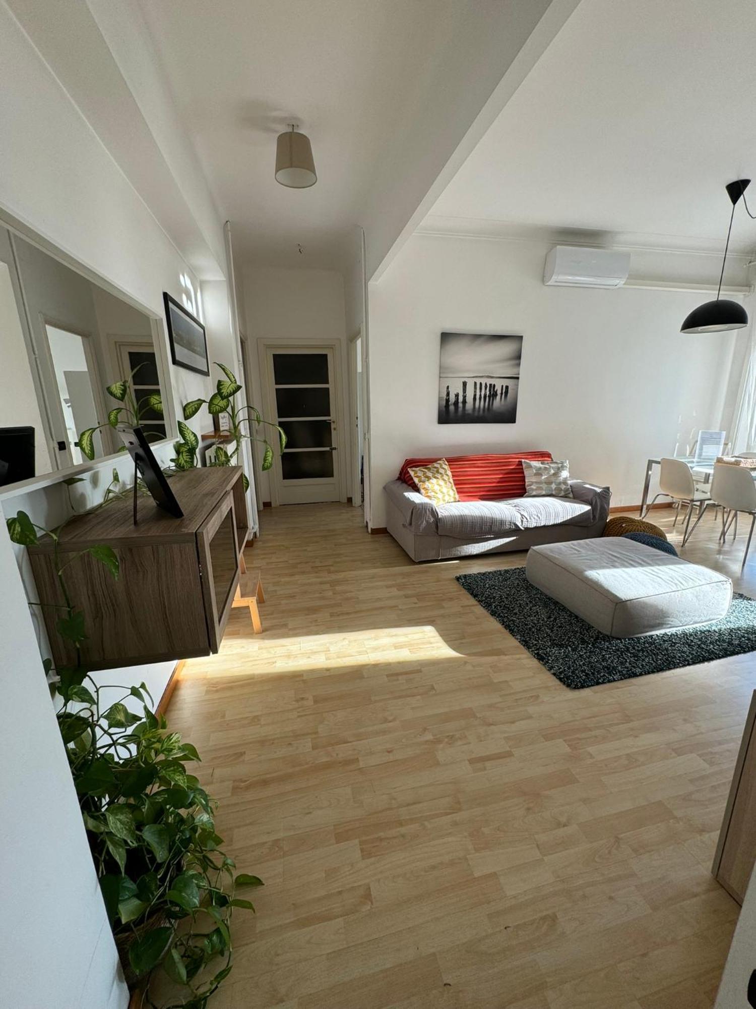 Apartment Trilocale Con Due Balconi A Isola Porta Nuova Milan