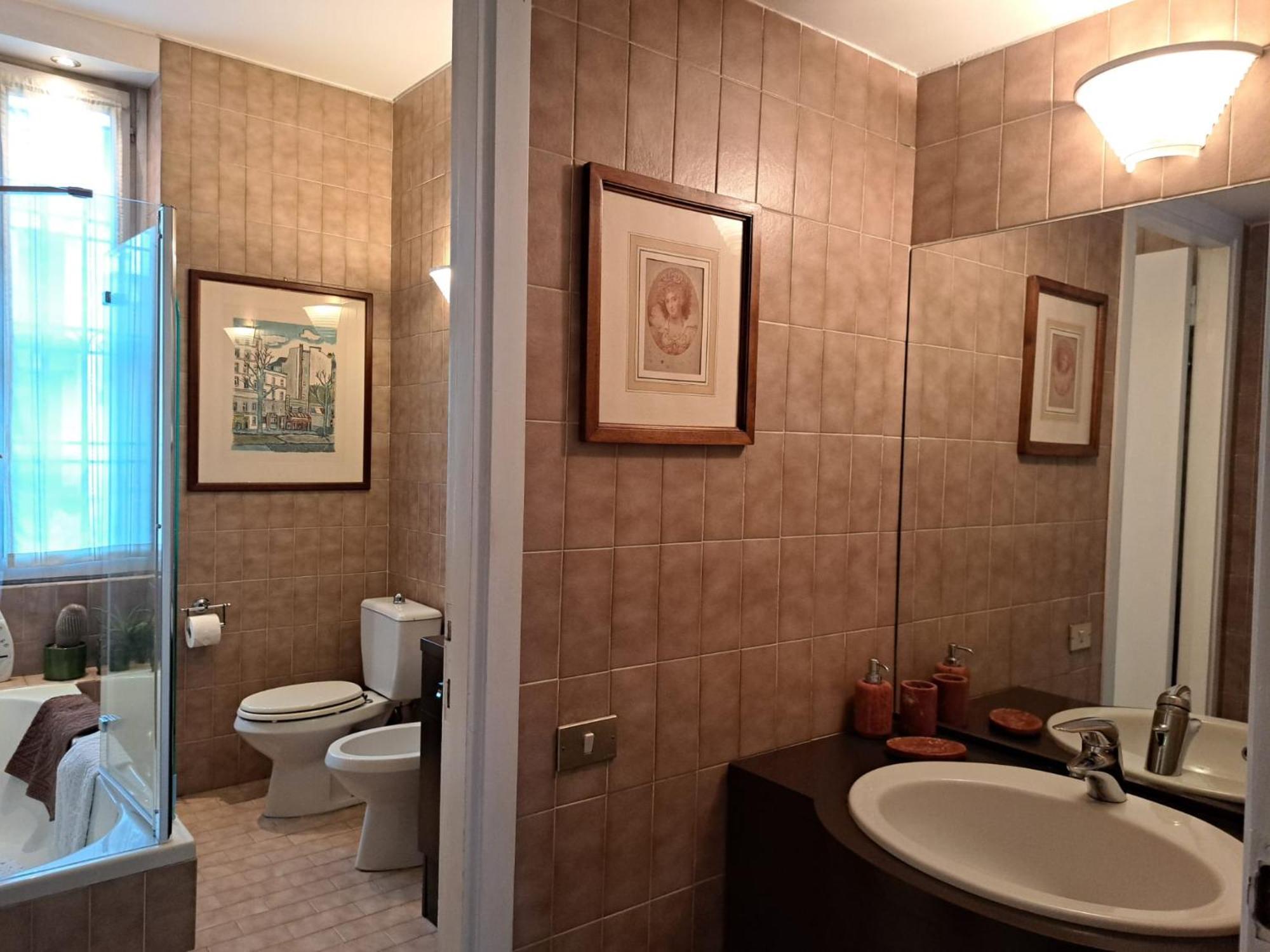 Acomodação com café da manhã  Casa Mari - Free Secure Parking, Breakfast, Private Bathroom, Wifi, Garden, Aircon, 3 Min Walk To Metro And Train Station *