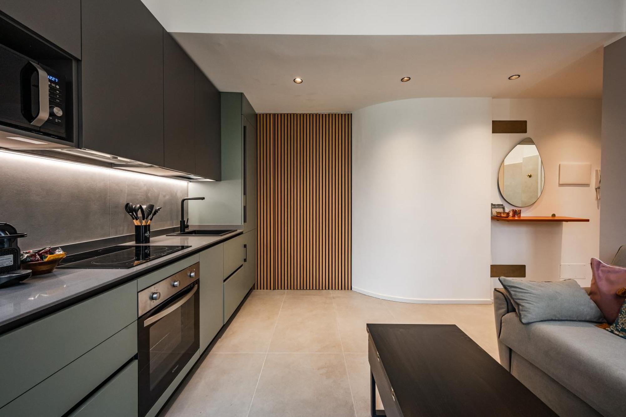 Charming Modern Near The Heart Of Apartment Milan