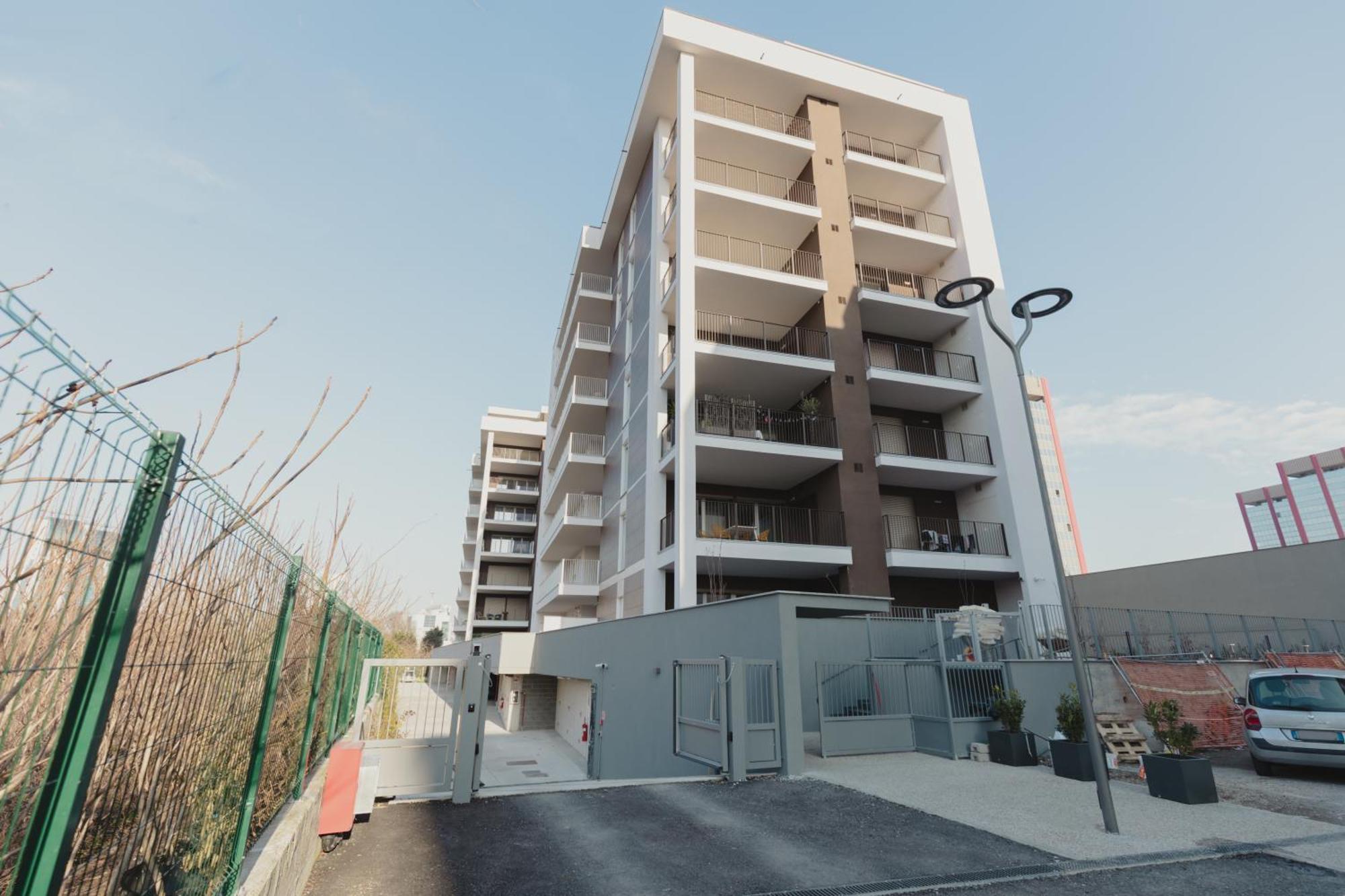 Gohost - Modern And Bright With Terrace And Balcony Apartment