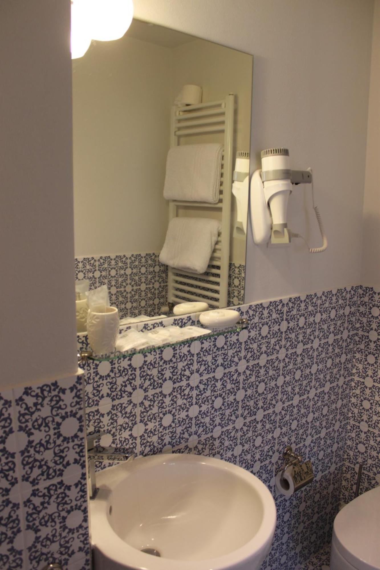 Abracadabra Tortona Bed & Breakfast 2*