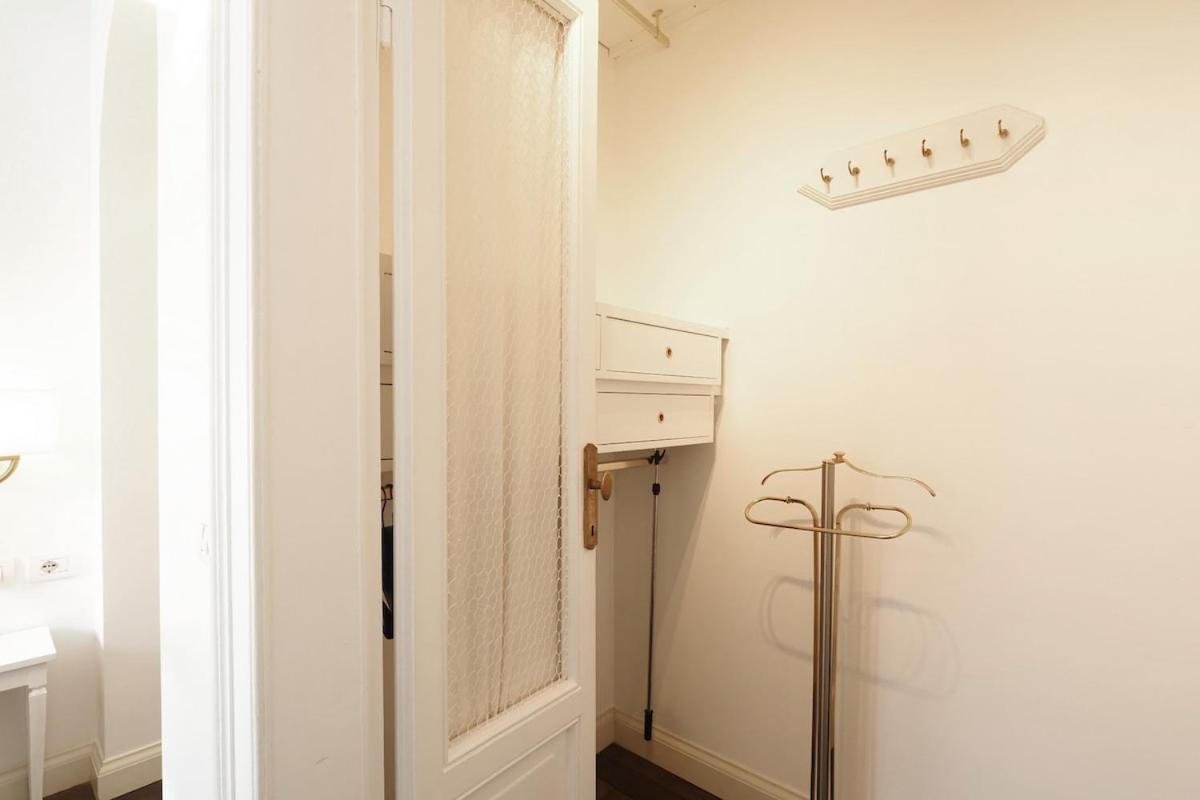 Refined And Bright One-bedroom Near Risorgimento Apartment Milan