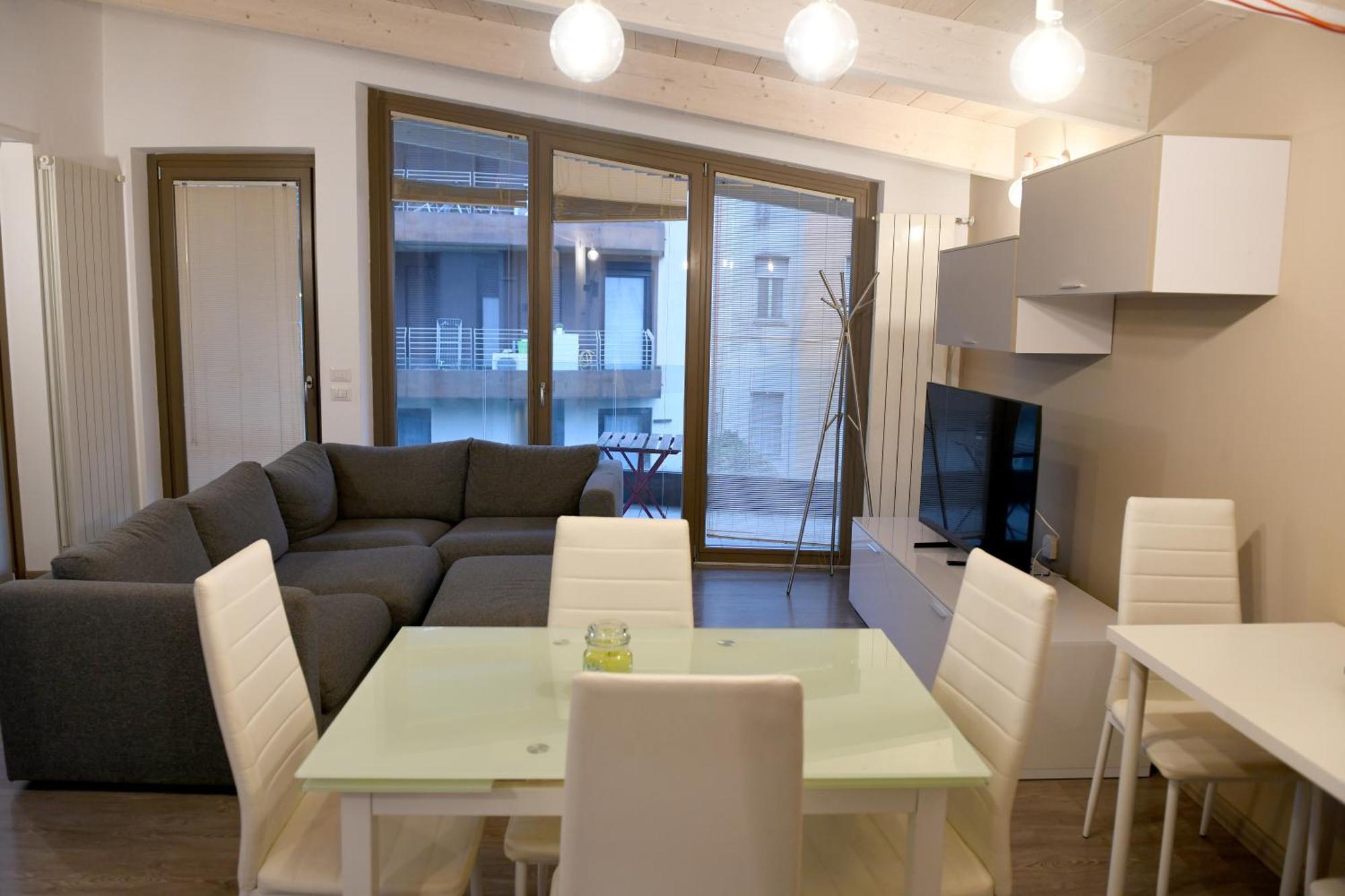 Dingo's House - 5 Minutes From M3 Apartment *