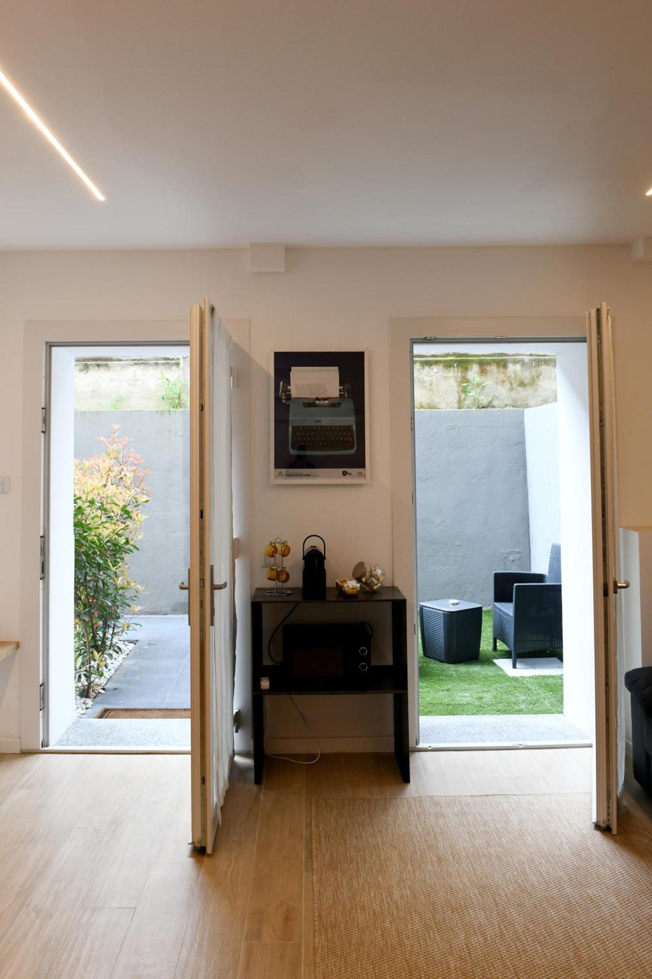 Enigmatic House With Private Garden Apartment *