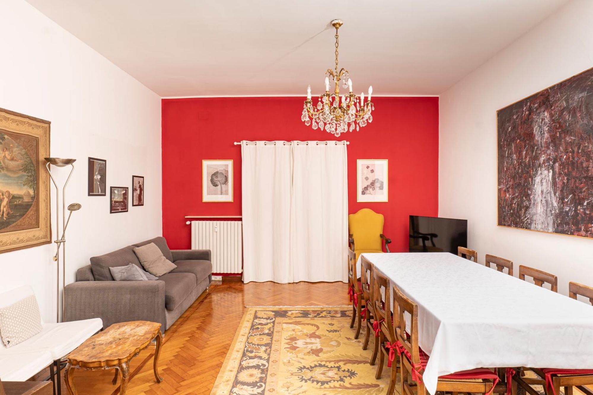 Apartment Sunshine-filled On Subway *