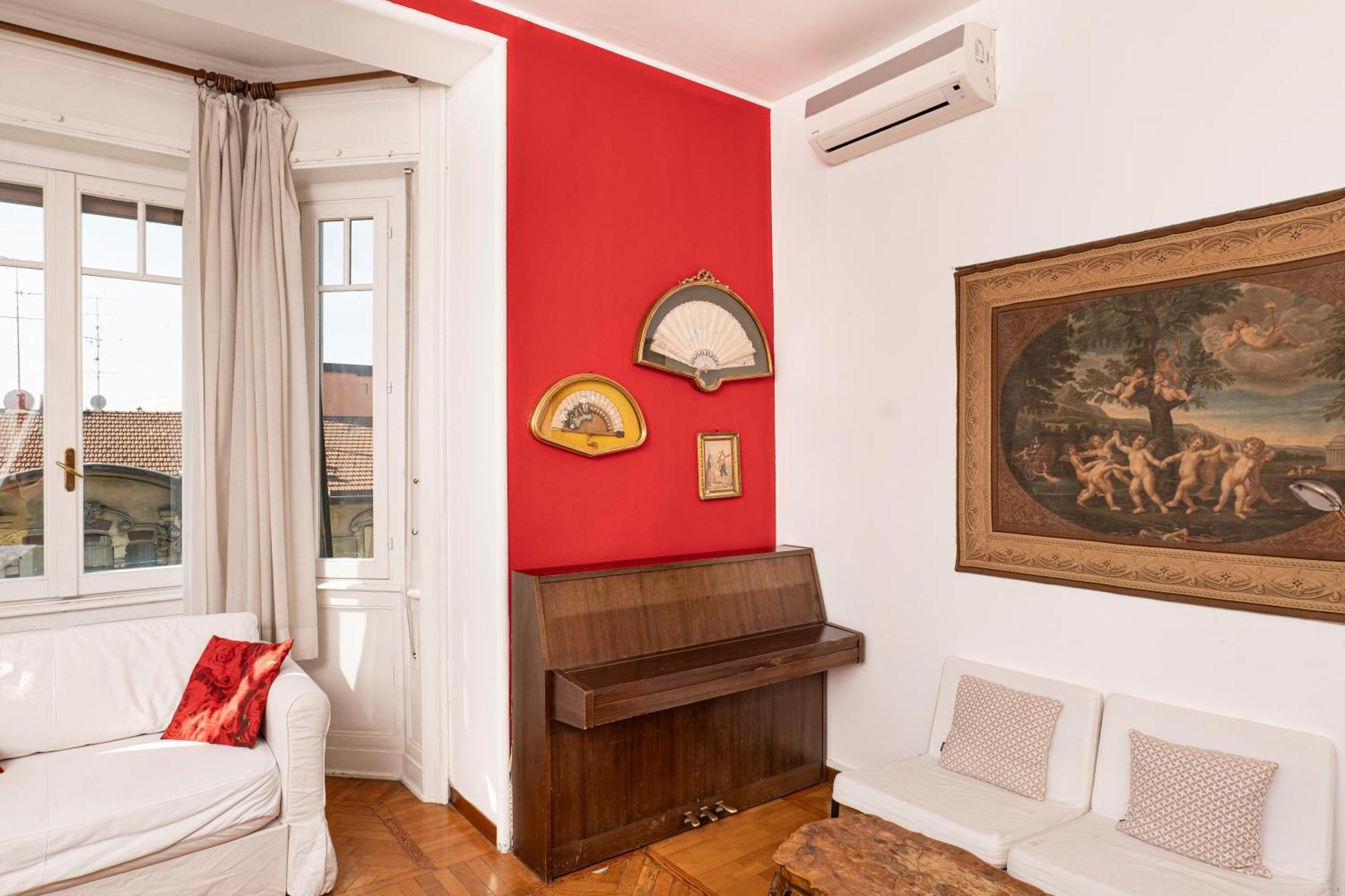 Sunshine-filled On Subway Apartment Milan