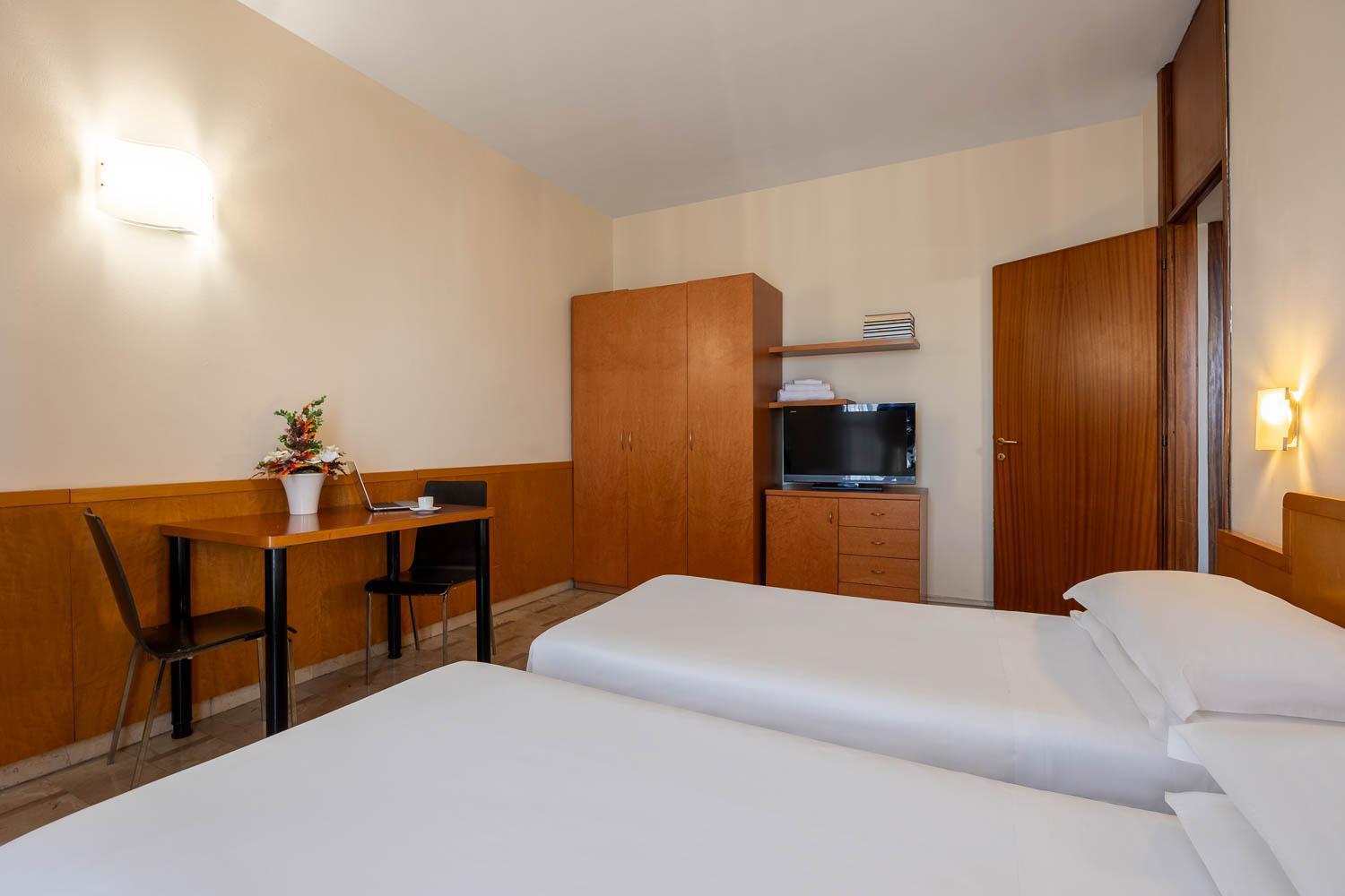 Ih Argonne Park Aparthotel