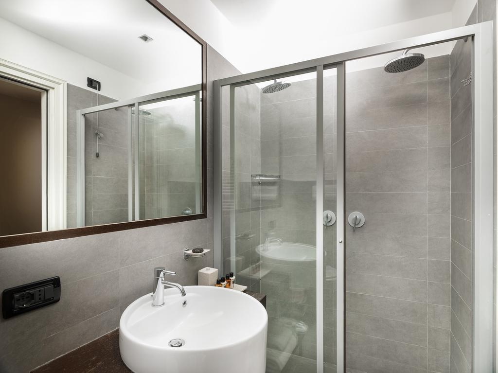 Townhouse 12 Hotel