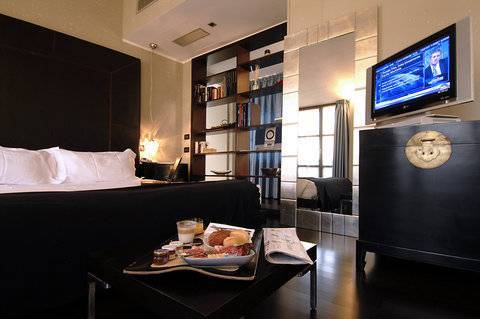 Townhouse 12 Hotel