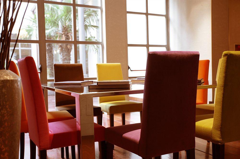 Townhouse 12 Hotel