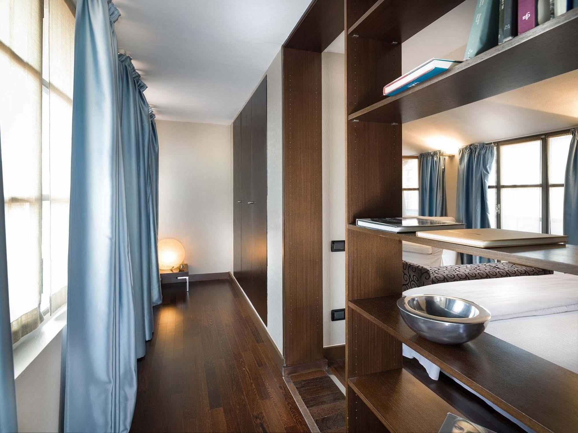 Townhouse 12 Hotel
