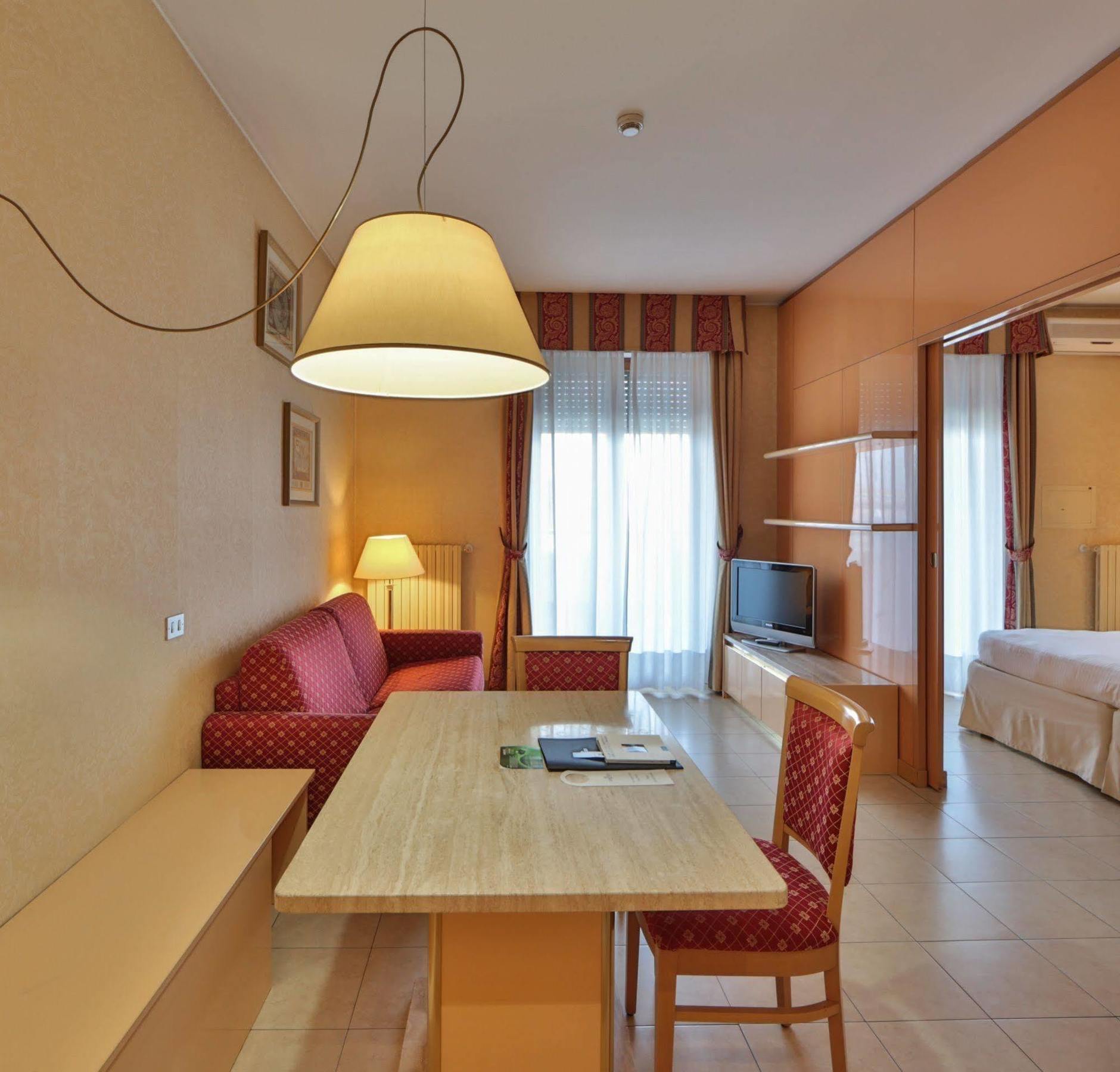 Unaway & Quark Due 4*