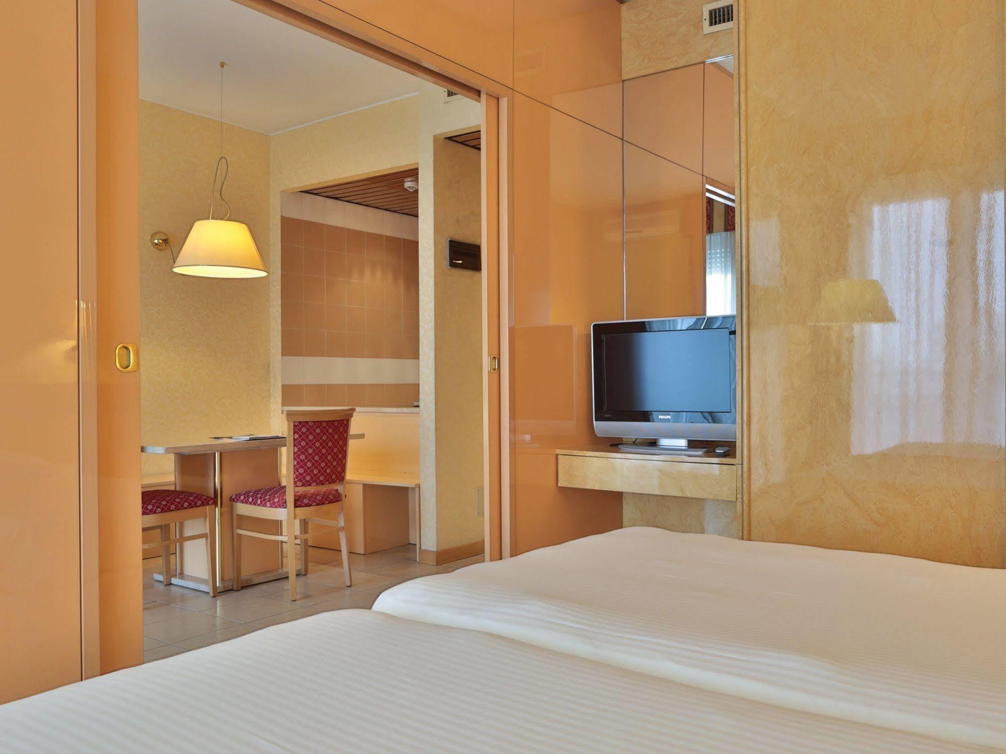 Unaway & Quark Due 4*