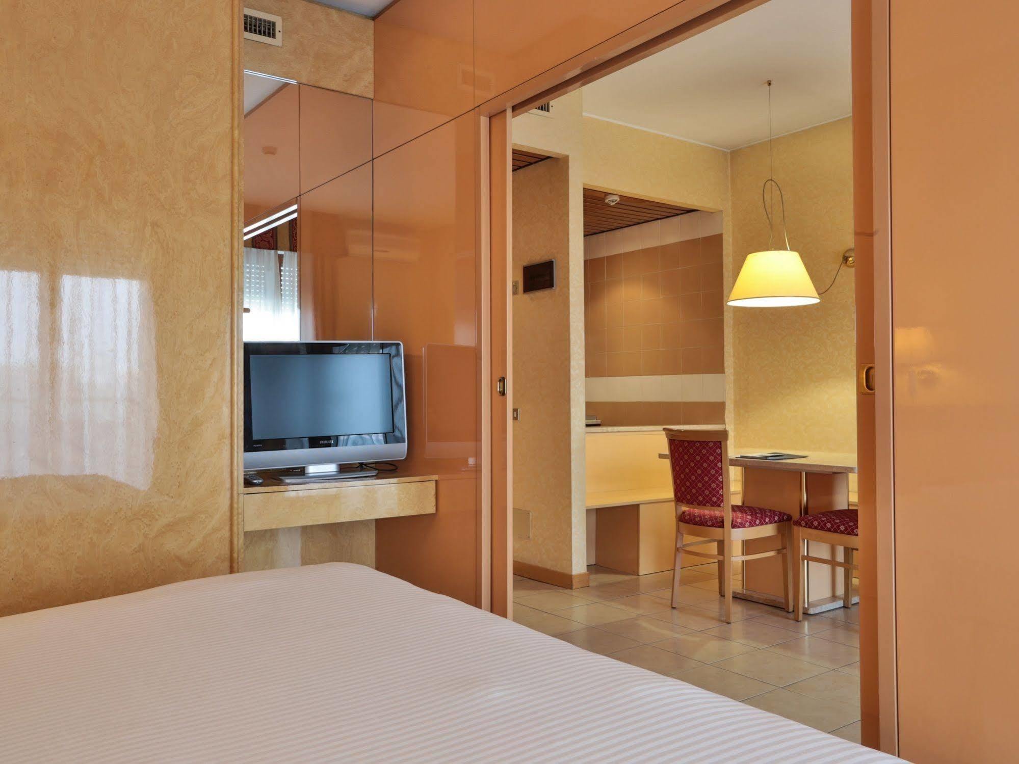 Unaway & Quark Due 4*