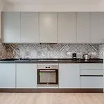 Easylife - Cozy & Comfy Apt In Design District