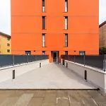 Comfy Apt With Private Parking & Balcony