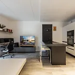 Comfy Apt With Private Parking & Balcony