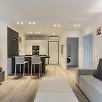 Comfy Apt With Private Parking & Balcony