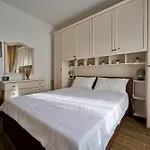 Wissam\'S Red Kitchen Apartment