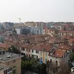 Gambara Urban Flat - Stylish And Next To Metro