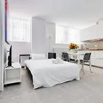 Red Cannas, Cozy Apt In City Life District