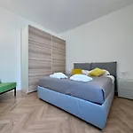 Cute And Central Duomo Apartment - Red