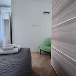 Cute And Central Duomo Apartment - Red