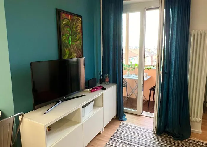 Gambara Urban Flat - Stylish And Next To Metro