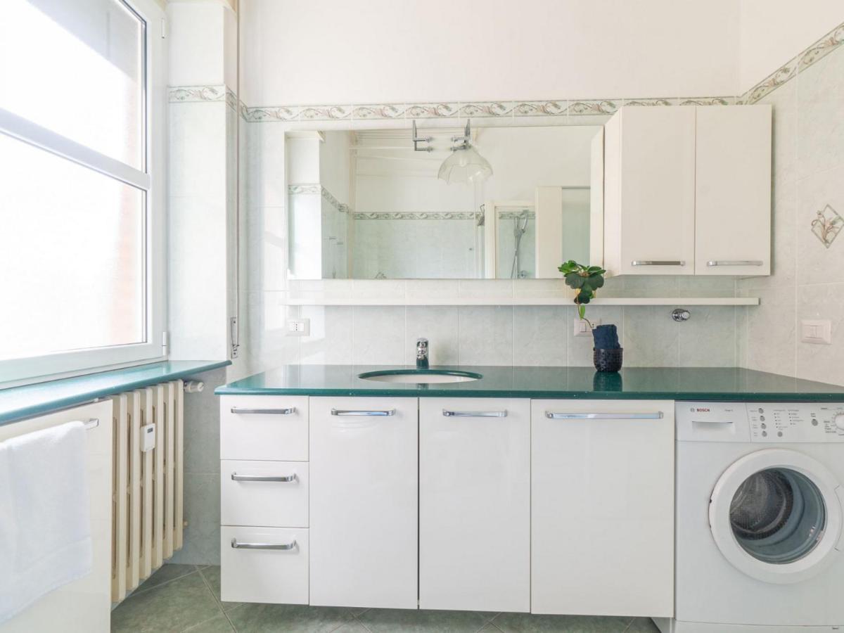Cozy One-bedroom With 2 Balconies In Sempione District * Milan