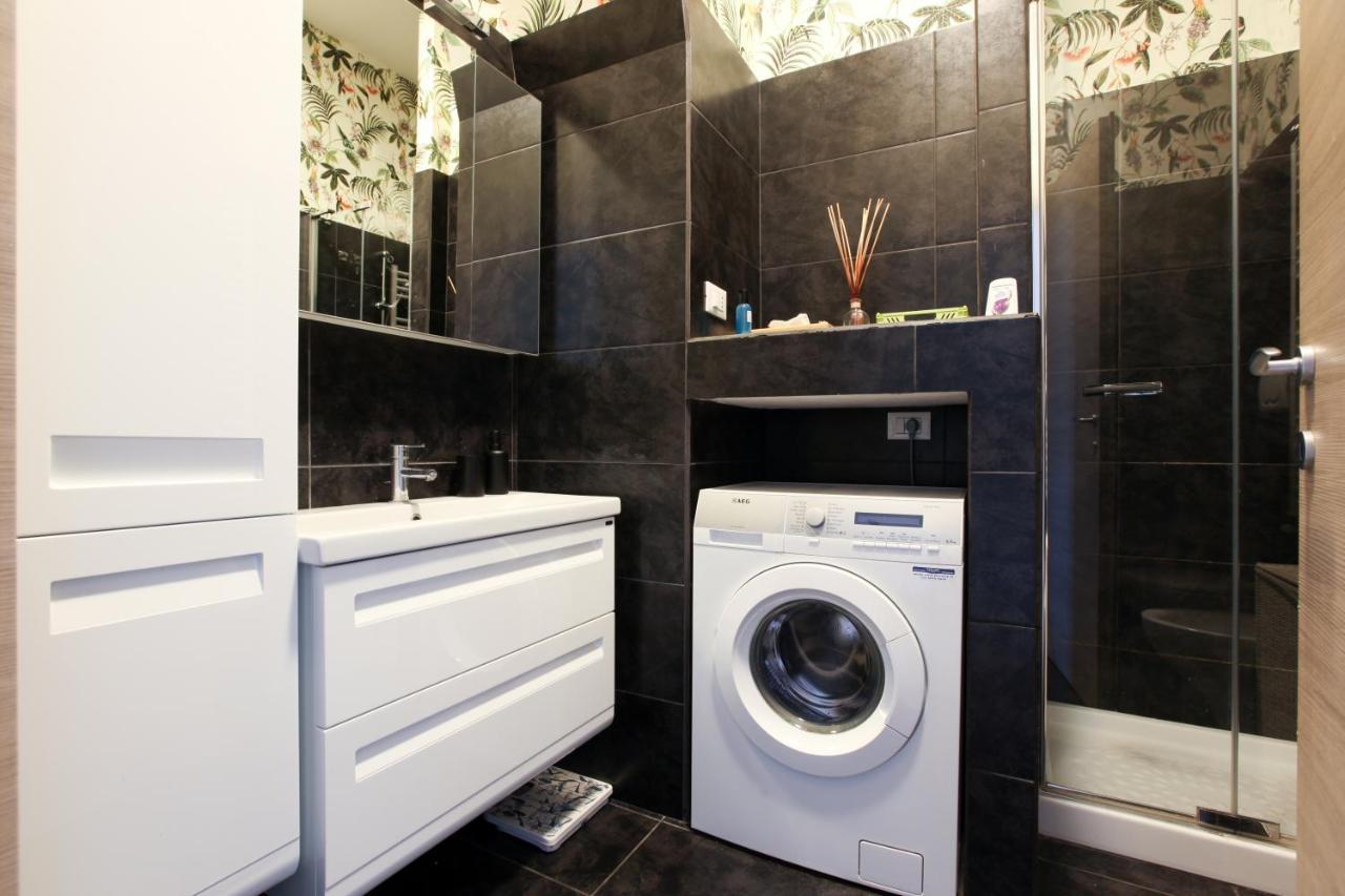 Modern Close To Shopping District Apartment