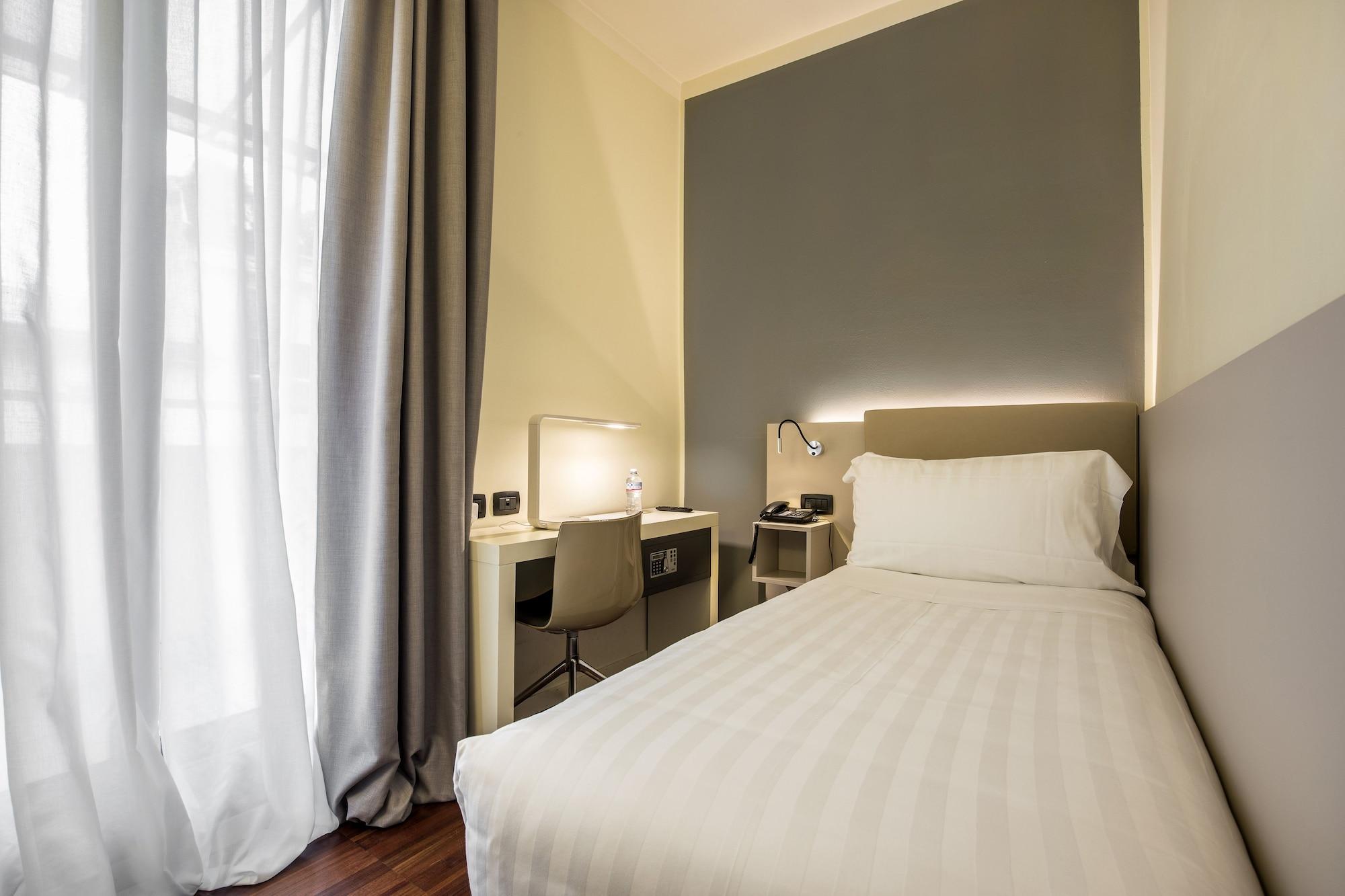 Hotel 43 Station 3*