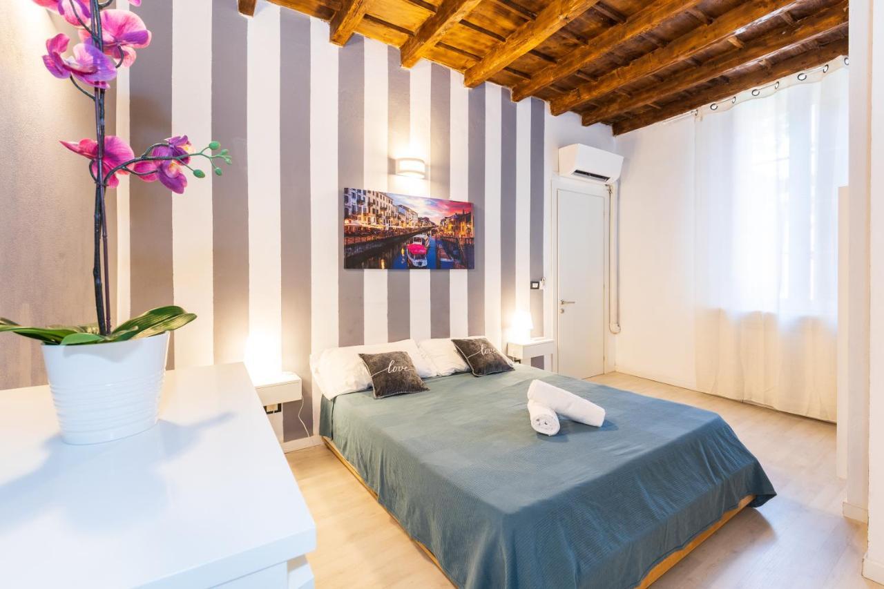 - Alzaia Naviglio Grande Apartment Milan
