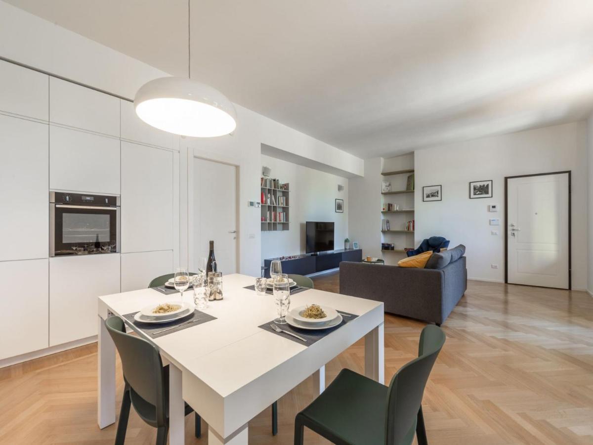 The Best Rent - Spacious Three-bedroom With Terrace * Milan