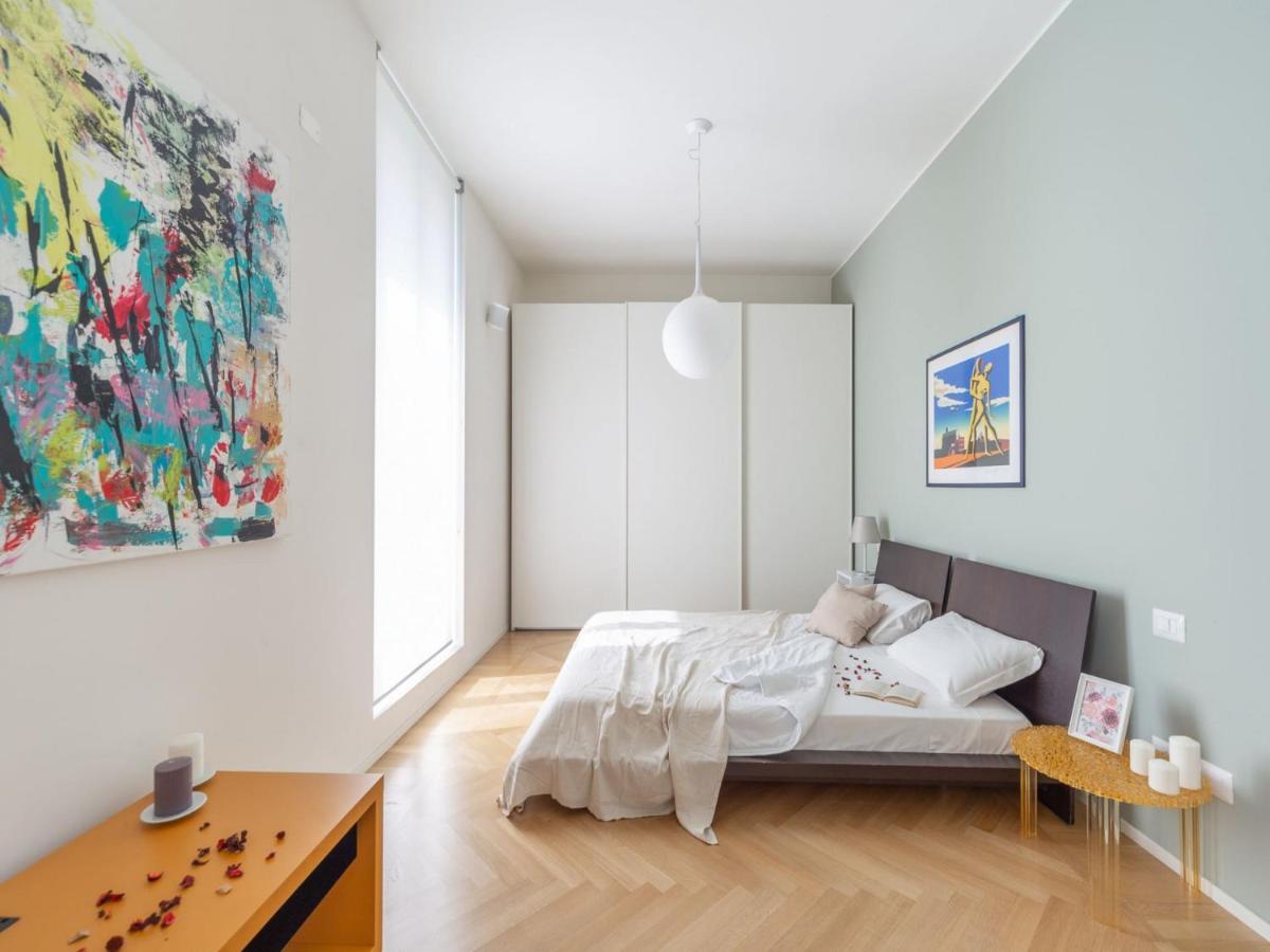 The Best Rent - Spacious Three-bedroom With Terrace Apartment Milan