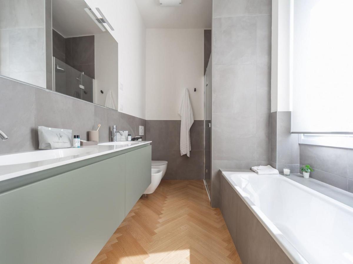 The Best Rent - Spacious Three-bedroom With Terrace * Milan