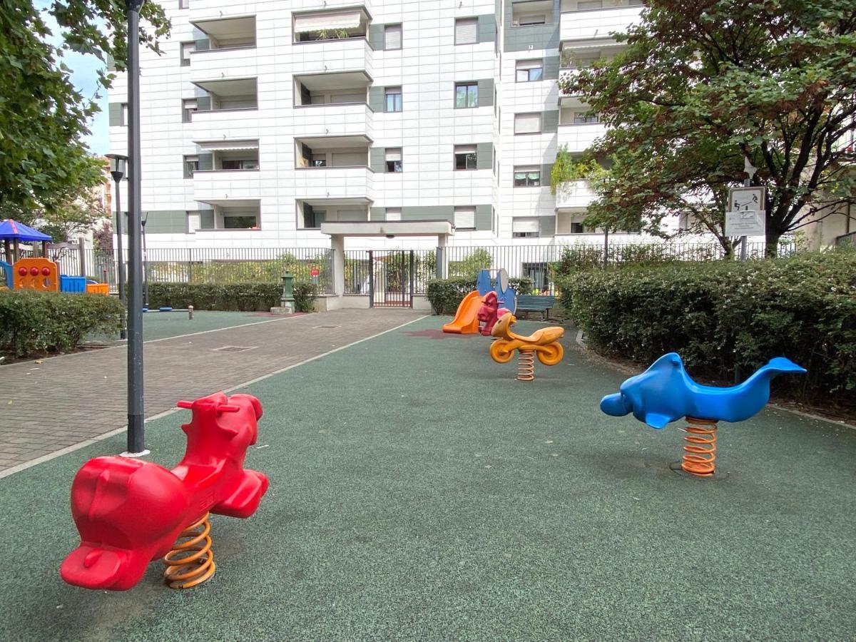 Con Giardino Max 6 Persone Sulla Mm3 Gialla * Milano