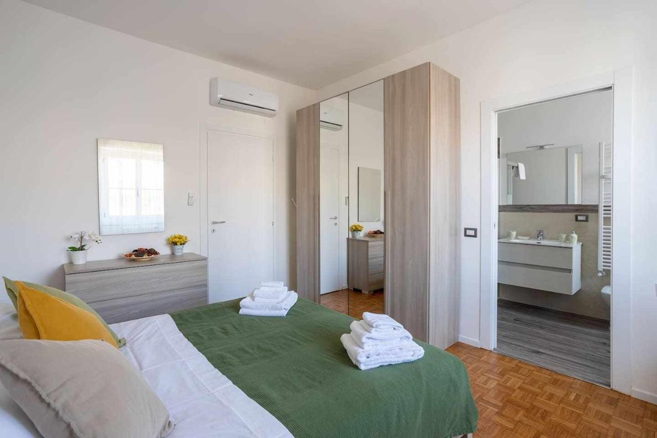 - Parking And Comfort - Spacious Up To 8 Pax Milan
