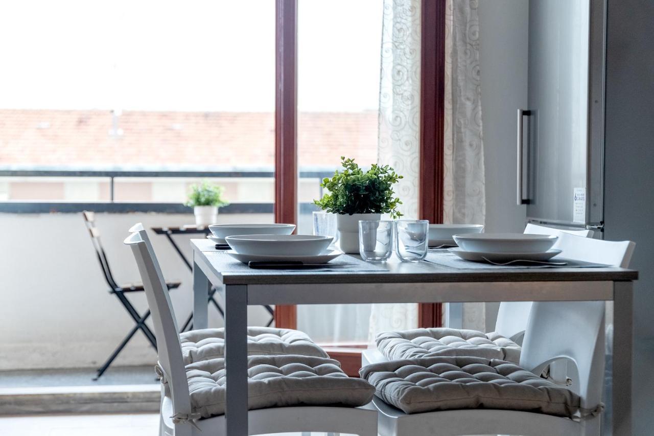 Free Parkinga Due Passi Da Navigli Con Balcone Apartamento *
