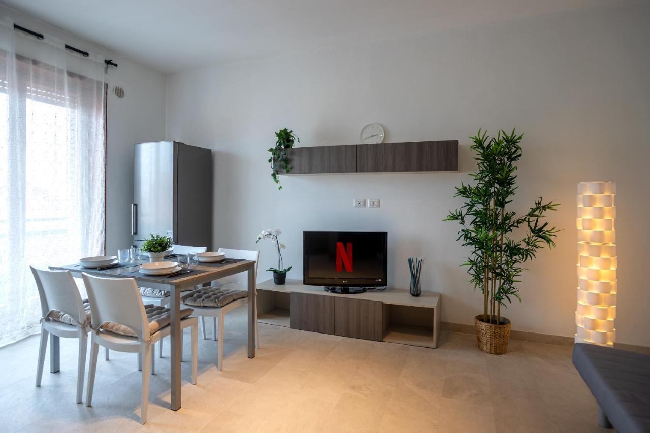 Free Parkinga Due Passi Da Navigli Con Balcone Apartamento Milão